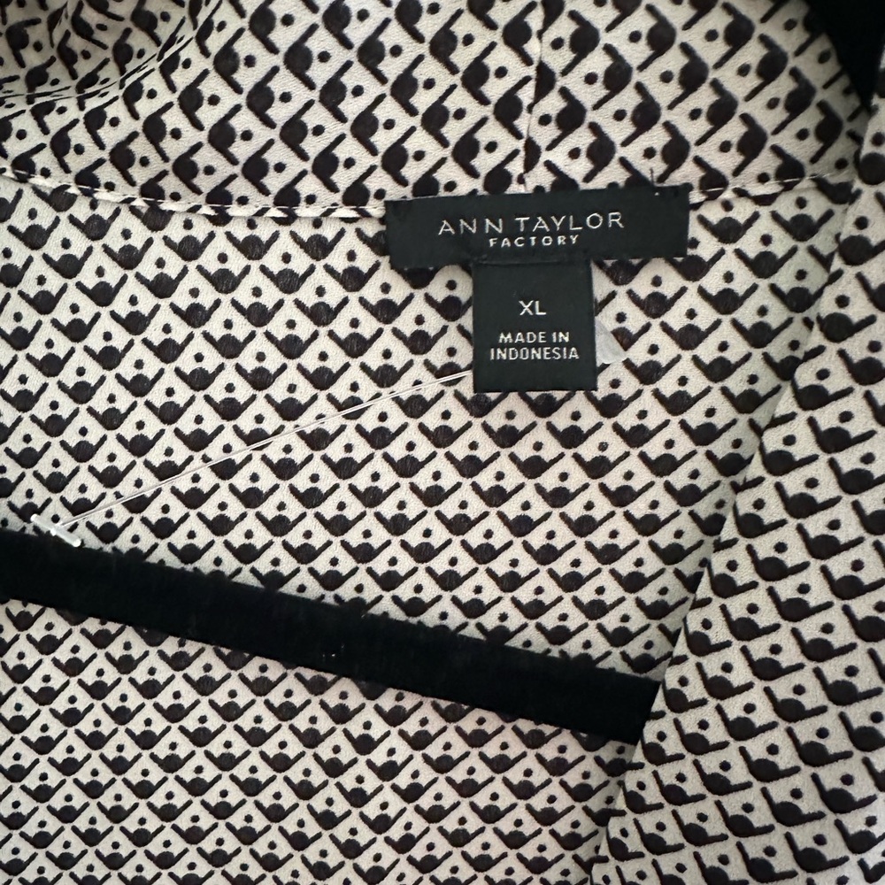 Ann Taylor Black and White Patterned Blouse - Picture 2 of 2